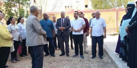 نائب محافظ قنا يتفقد استعدادات بدء العام الدراسي الجديد (صور)