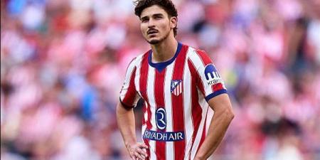 أتلتيكو مدريد يعلن موقفه النهائي من انتقال جوليان ألفاريز إلى برشلونة