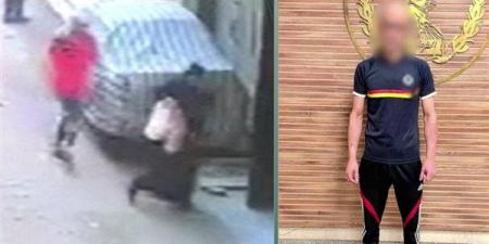 عامل يعتدي على طليقته بحجر في الشارع، فيديو يقود الشرطة لضبطه بقليوب