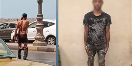 ضبط شخص ظهر في فيديو يخلع ملابسه بأحد شوارع الإسكندرية.. والتحريات تكشف معاناته من اضطراب نفسي
