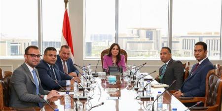 راندة المنشاوي تستعرض رؤية الإسكان لتطوير آليات العمل بالهيئة العامة للتنمية السياحية