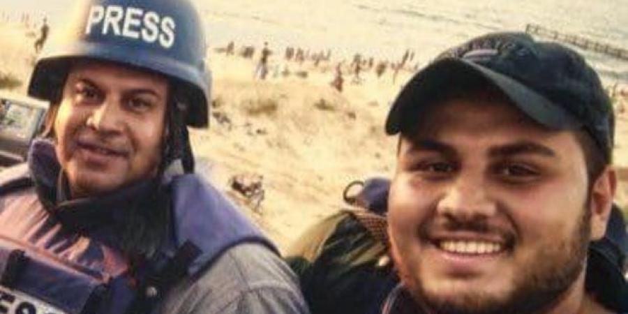 كأنه يودعه.. حمزة الدحدوح يؤازر والده فى آخر تغريدة له قبل استشهاده بيوم