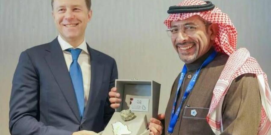 مباحثات
      "سعودية-
      روسية"
      لتعزيز
      التعاون
      في
      مجالات
      الصناعة
      والتعدين