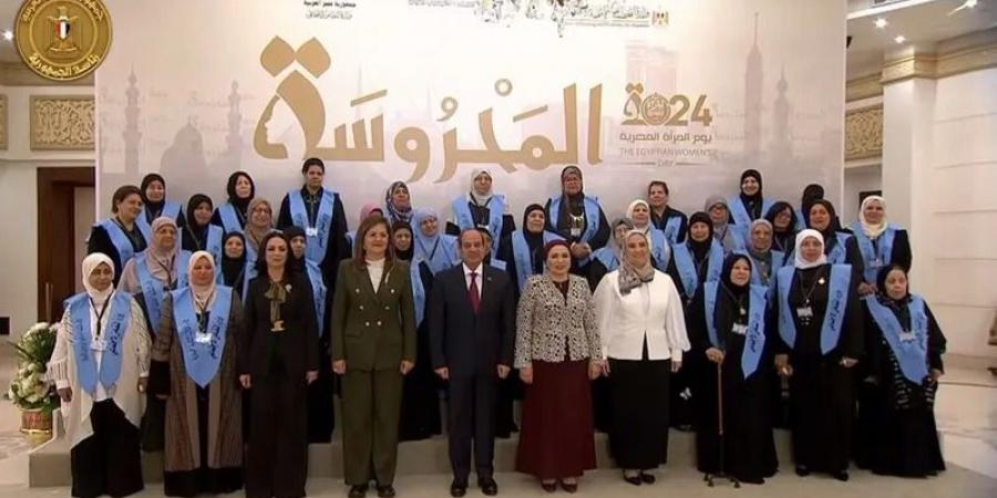 الرئيس
      السيسي
      يمازح
      سيدات
      مصر:
      "متحطوش
      سكر
      كتير
      على
      الكنافة
      علشان
      الأزمة"