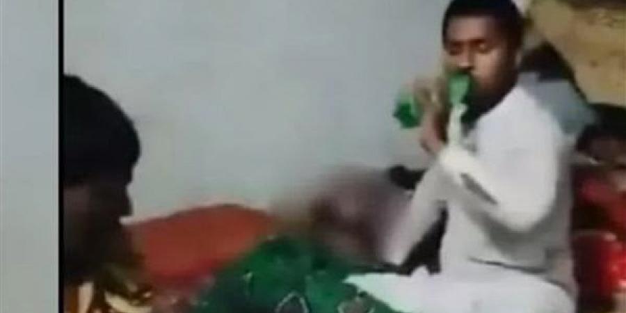 باكستاني
      يكافئ
      نجله
      بعد
      خنق
      شقيقته
      بزجاجة
      ماء