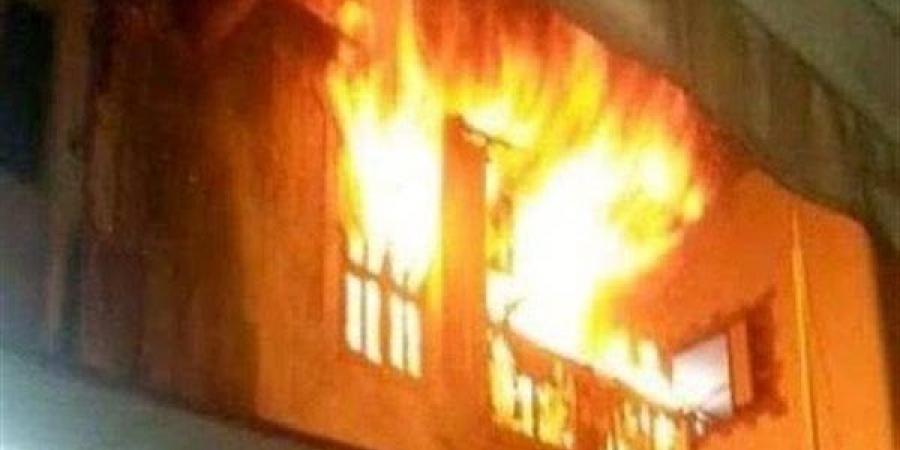 المعمل
      الجنائي
      يعاين
      حريق
      شقة
      في
      الصف