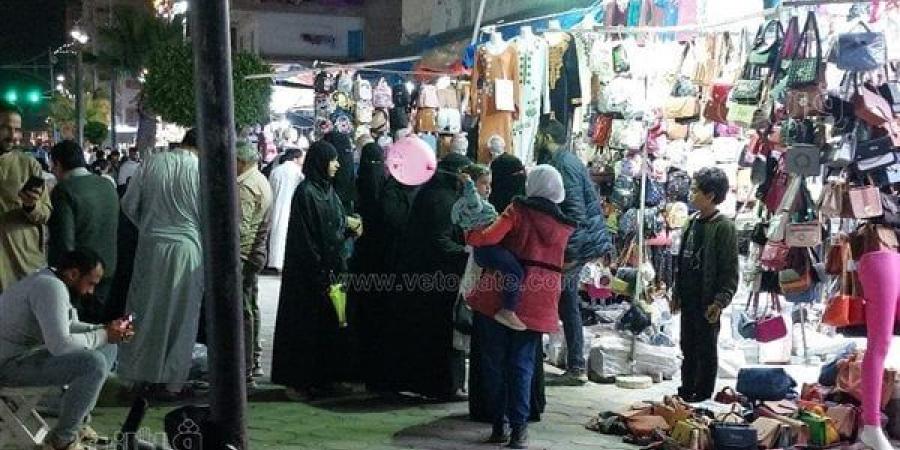 زحام
      لشراء
      ملابس
      العيد
      بمحال
      مرسى
      مطروح
      (صور)