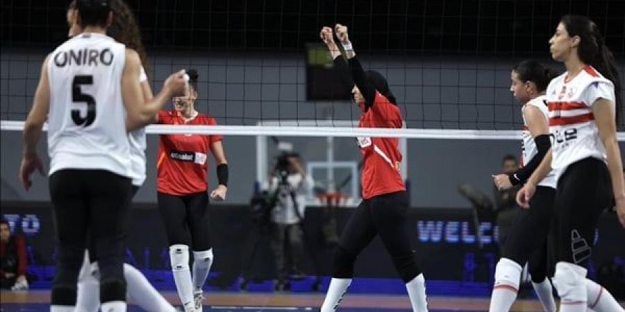 الكرة
      الطائرة،
      الأهلي
      يهزم
      الزمالك
      ويتوج
      بطلا
      لدوري
      السيدات