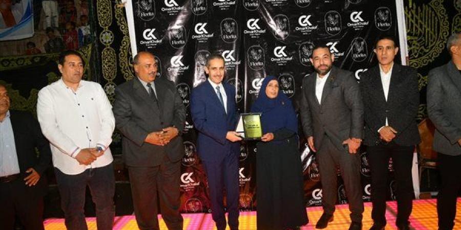 محافظ
      الغربية
      يكرم
      30
      من
      حفظة
      كتاب
      الله
      وأهالي
      الشهداء
      والموظفين
      المثاليين