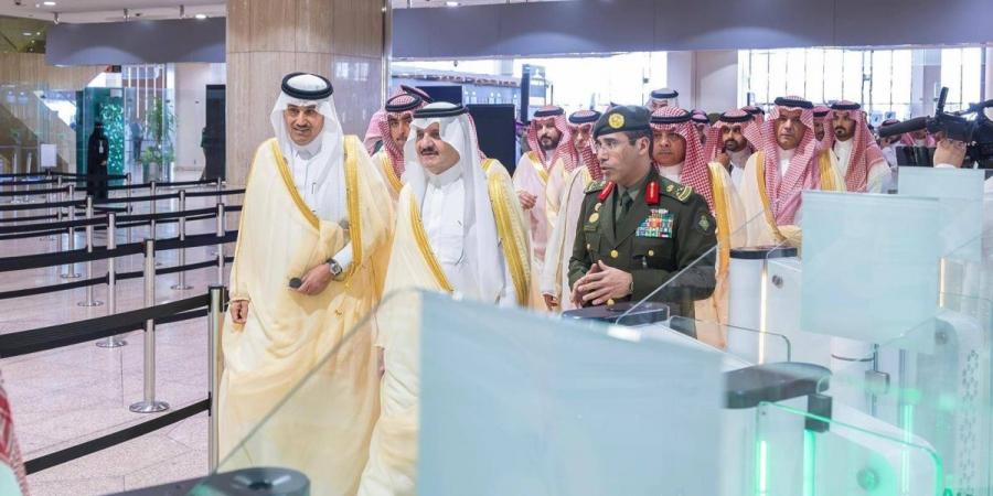 أمير الشرقية يدشن البوابات الالكترونية بمطار الملك فهد الدولي بالدمام