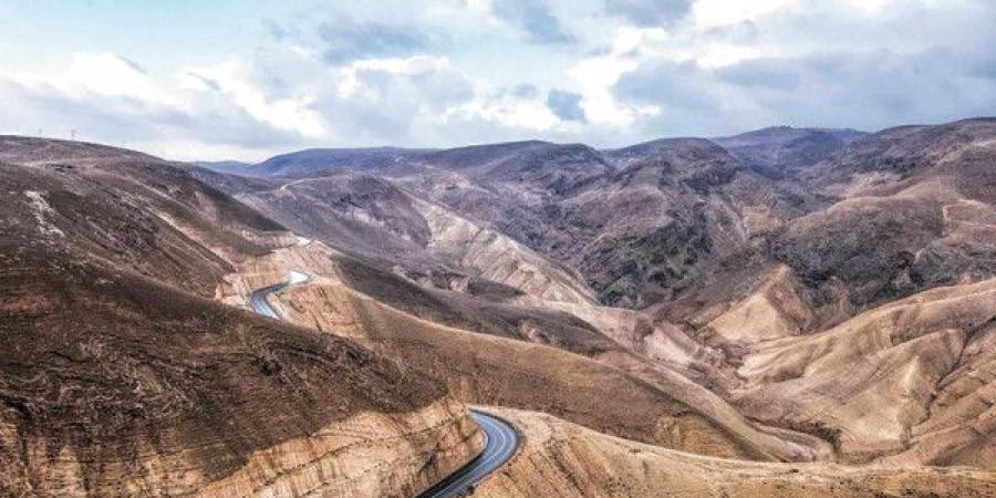 إصابة سائق مركبة في اعتداء مستوطنين على طريق المعرجات شمال غرب أريحا