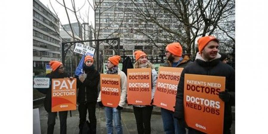 إضراب
جديد
للأطباء
في
إنجلترا
يستمر
5
أيام
في
خضم
موسم
الانفلونزا