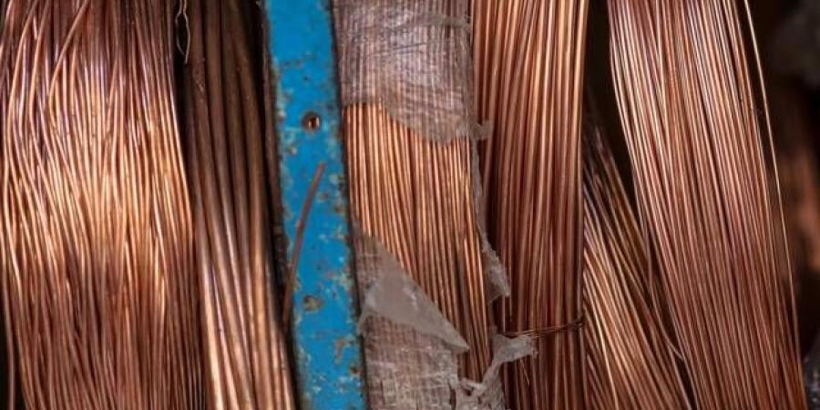 النحاس يتراجع عن مستوياته القياسية