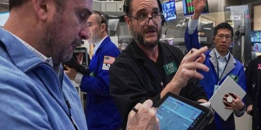 تراجع الأسهم الأمريكية بختام تعاملات الأسبوع وتتجه لتحقيق مكاسب شهرية