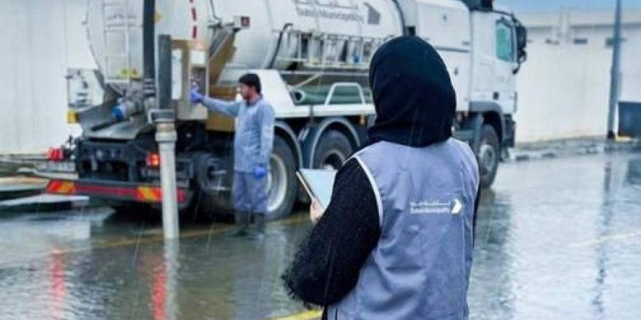 رياح نشطة واستمرار سقوط أمطار غزيرة.. اليوم