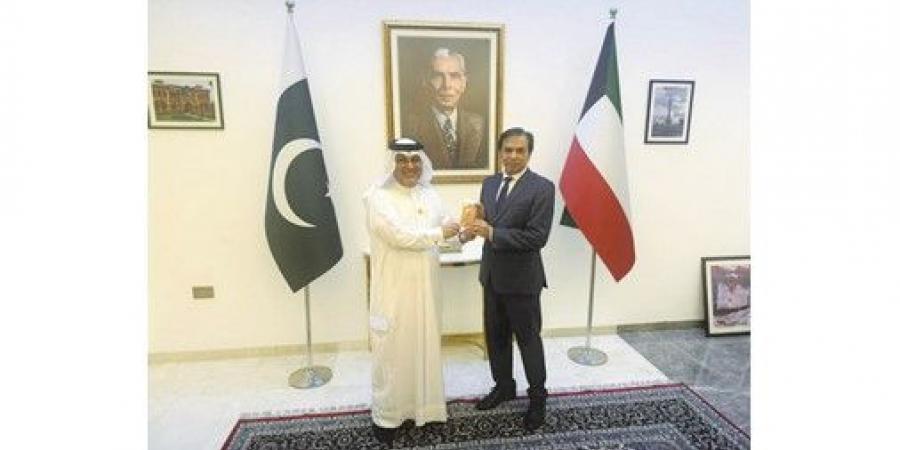 «العرفج» يوحّد الديبلوماسية.. والسفير البحريني يهدي نظيريه الروسي والباكستاني الشعار