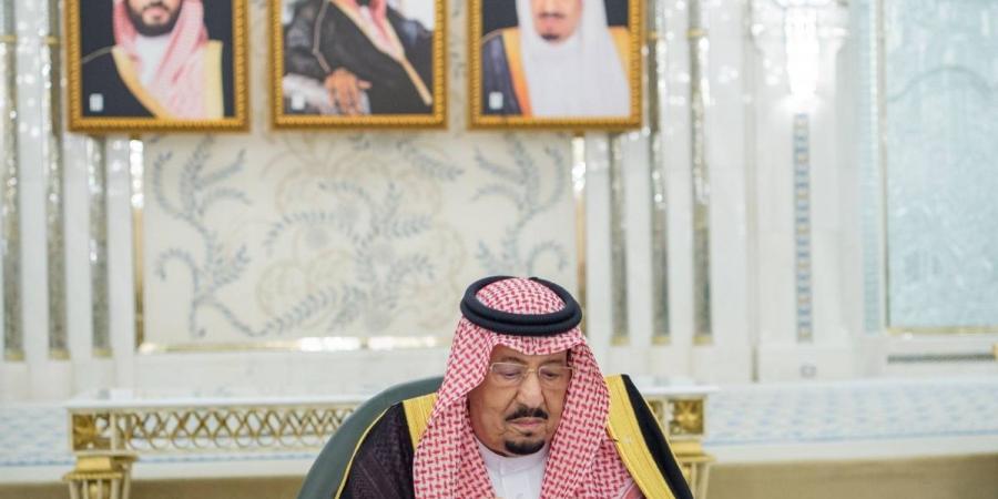 خادم الحرمين الشريفين يرأس جلسة مجلس الوزراء في جدة