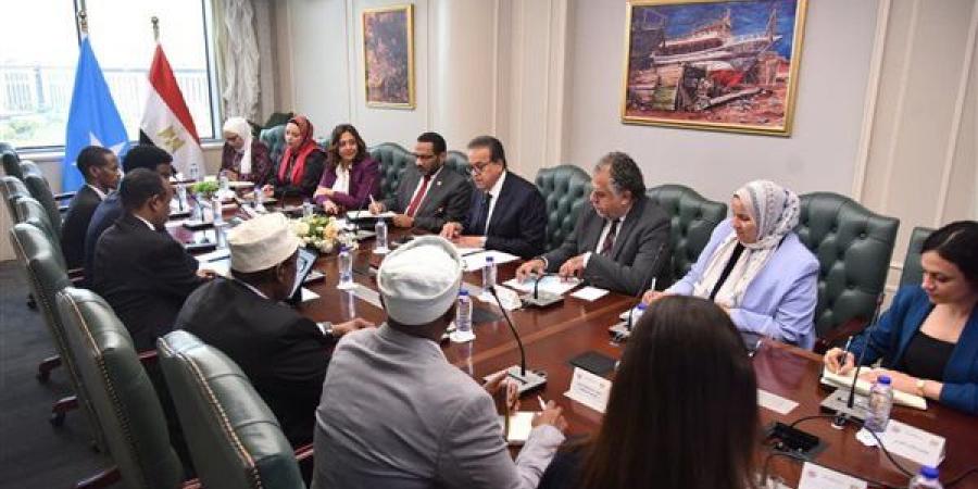 وزير الصحة يبحث مع نظيره الصومالي تعزيز التعاون بالمجال الصحي وتبادل الخبرات