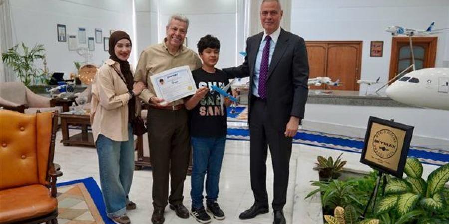 مصر للطيران تستقبل طفلا مصابا بالتوحد يحلم بالتحليق