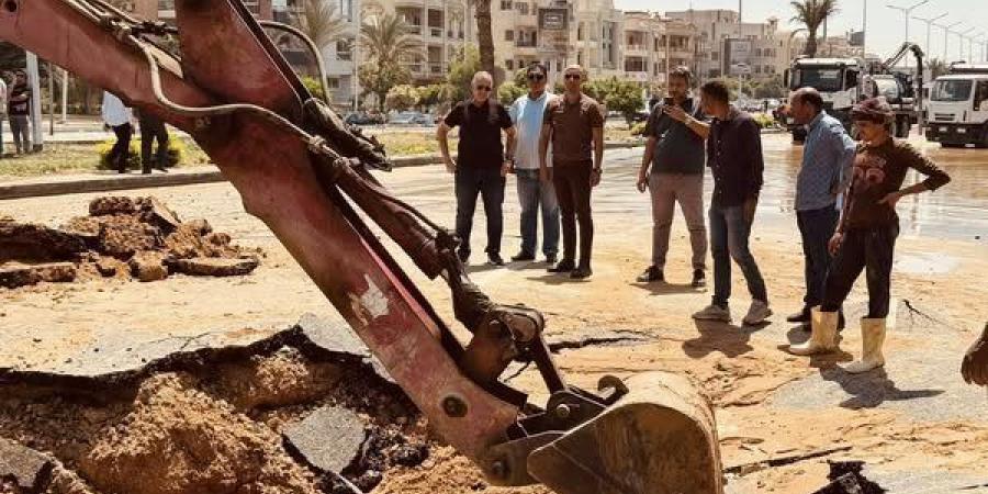 كسر خط مياه رئيسي يؤثر على إمدادات العاصمة الجديدة والعاشر من رمضان وبدر