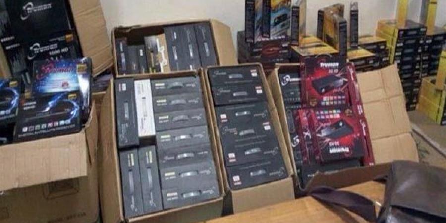 ضبط محل بدون ترخيص بالشرقية يروج أجهزة “ريسيفر” لفتح القنوات المشفرة