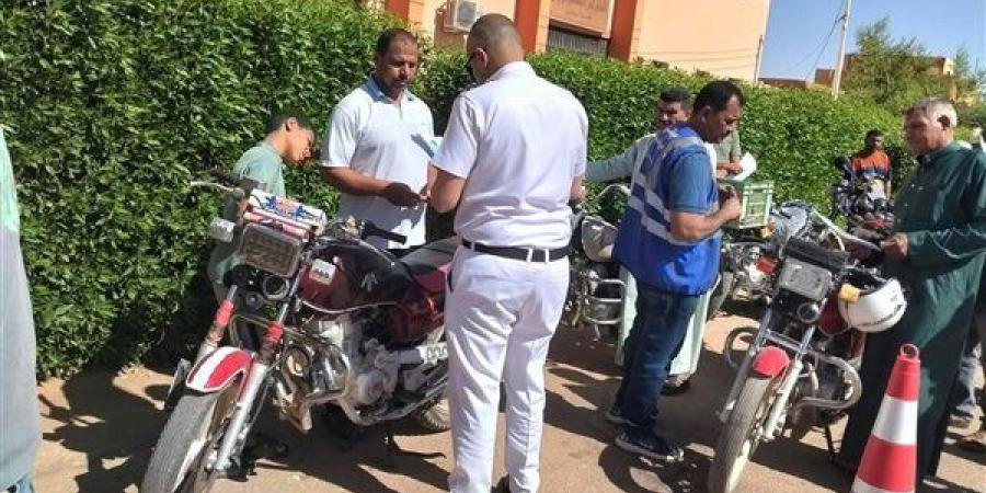 قافلة مرورية تُنجز معاملات المواطنين بمركز بلاط في الوادي الجديد