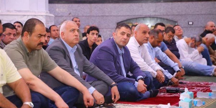 محافظ دمياط يؤدي صلاة الجمعة بمسجد الحمد في رأس البر