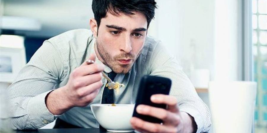 الصحة تكشف علاقة الاستخدام المفرط للموبايل على الرقبة والعمود الفقري