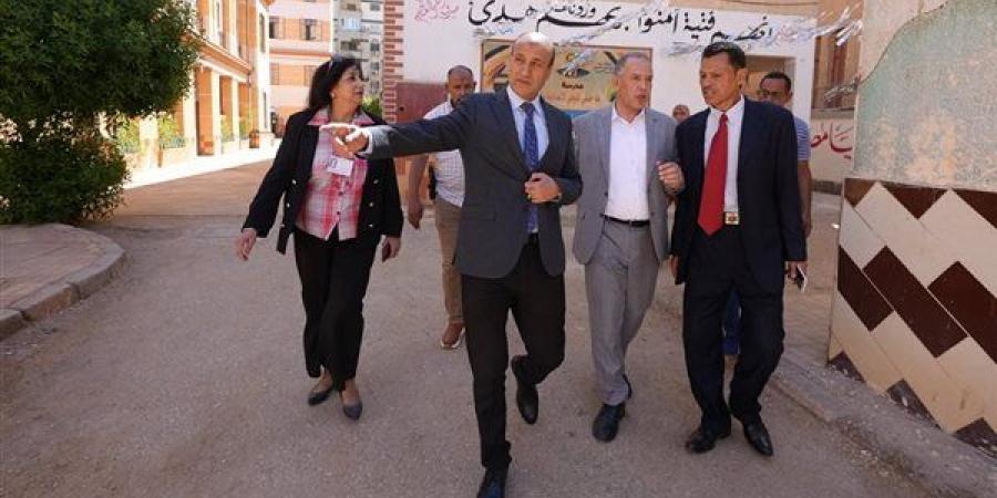 محافظ أسيوط يتفقد لجان امتحانات الثانوية العامة ومركز توزيع الأسئلة (صور)