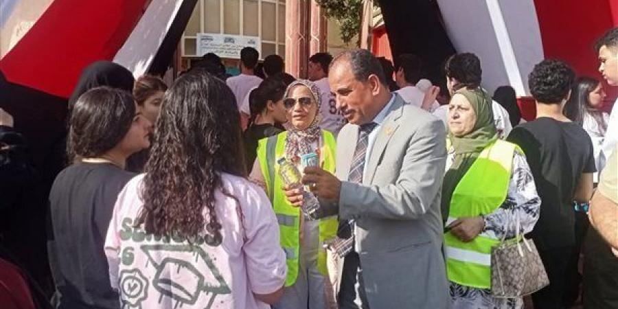 توزيع المياه والعصائر، أبرز مشاهد أول أيام امتحانات الثانوية العامة بالقليوبية