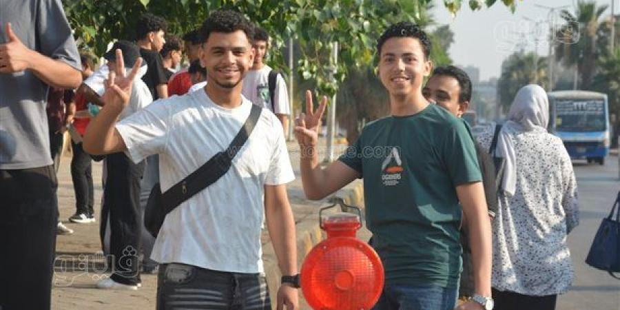 ابتسامات تتحدى القلق، توافد طلاب الثانوية العامة على لجان الجيزة قبل بدء الامتحانات (صور)