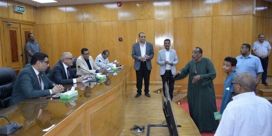 محافظ الأقصر يترأس لقاء اليوم المفتوح لبحث شكاوى وطلبات المواطنين