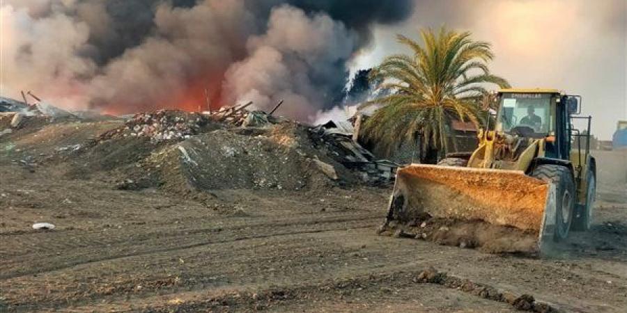 استمرار أعمال التبريد بحريق مصنع الخانكة ومعدات ثقيلة لفتح الممرات (صور)