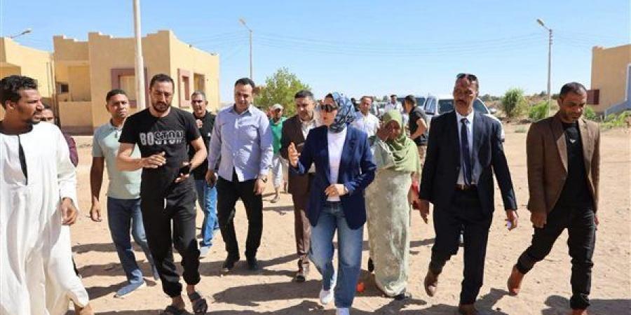 محافظ الوادي الجديد توجه بإنهاء إجراءات توزيع 200 فدان على منتفعي الإسكان الريفي بباريس