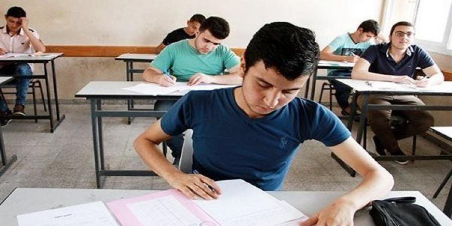 طلاب الثانوية العامة بالإسماعيلية يؤدون اليوم امتحانات اللغة الأجنبية الثانية والاقتصاد والإحصاء