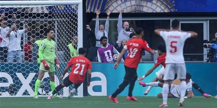 تألق شوبير وإصابة منعم، تعادل مثير بين مصر وإيران في الشوط الأول (فيديو)