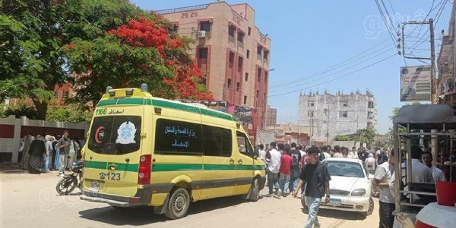 مشاهد مؤثرة أمام لجان الثانوية بالشرقية، بكاء طالبات بعد امتحان العربية والإسعاف يتدخل