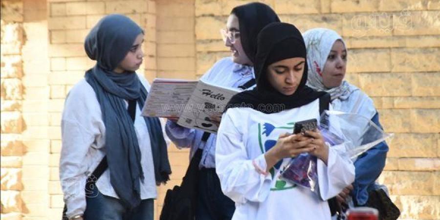 طلاب الثانوية العامة في مراجعة أخيرة أمام اللجان قبل بدء امتحان اللغة العربية (صور)