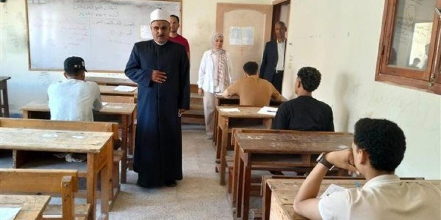 رئيس منطقة الإسماعيلية الأزهرية يتابع لجان امتحانات الشهادة الثانوية
