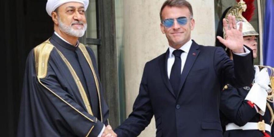 ماكرون يرتدي النظارة السوداء مجددا خلال استقبال سلطان عمان، ما القصة؟