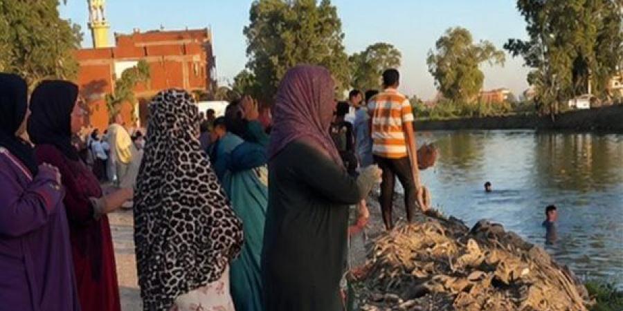 مصرع شاب غرقا أثناء الاستحمام في ترعة القاصد بالغربية (صور)