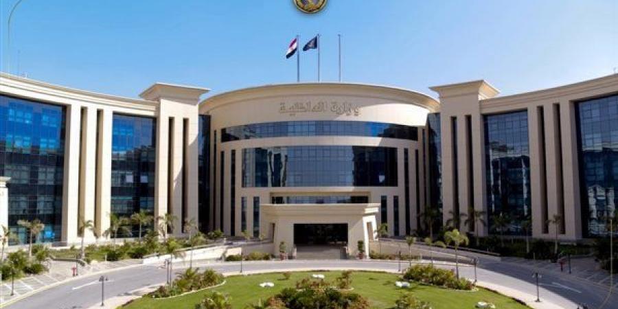 ضبط سائق نقل ثقيل سمح لأشخاص بالتشبث بسيارته على طريق سريع