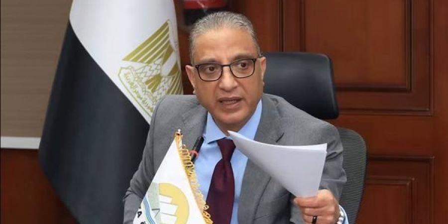 في اجتماعه مع مسؤولي شركات النظافة والمتعهدين، محافظ الجيزة: التصدي لظاهرة "الفريزة" والنباشين والتروسيكلات