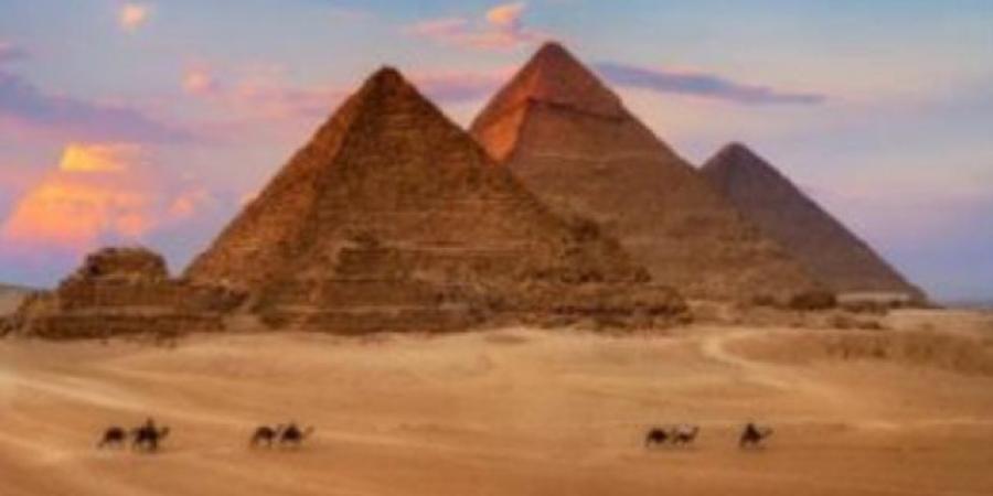 لو فيجارو: فنادق جديدة قرب الأهرامات ومطارات مجددة.. مصر تتطلع إلى استقطاب المزيد من الزوار الأجانب