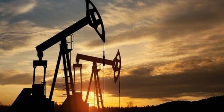 النفط يرتفع بعد رفض طهران لقاء مبعوثي ترامب بالدوحة