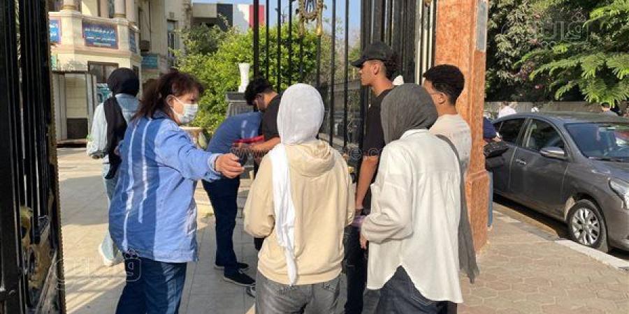 تفتيش ذاتي لطالبات الثانوية العامة بمصر الجديدة قبل دخول اللجان (فيديو وصور)