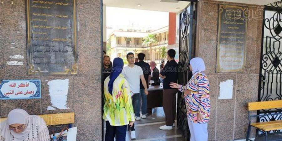 فرحة على أبواب اللجان، طلاب أدبي ببورسعيد: الجغرافيا سهلة وشكرا لواضعي الامتحان (فيديو)